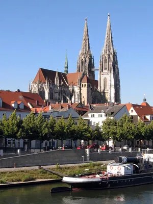 Dom van Regensburg boven de oude binnenstad, met de Donau en een schip ervoor