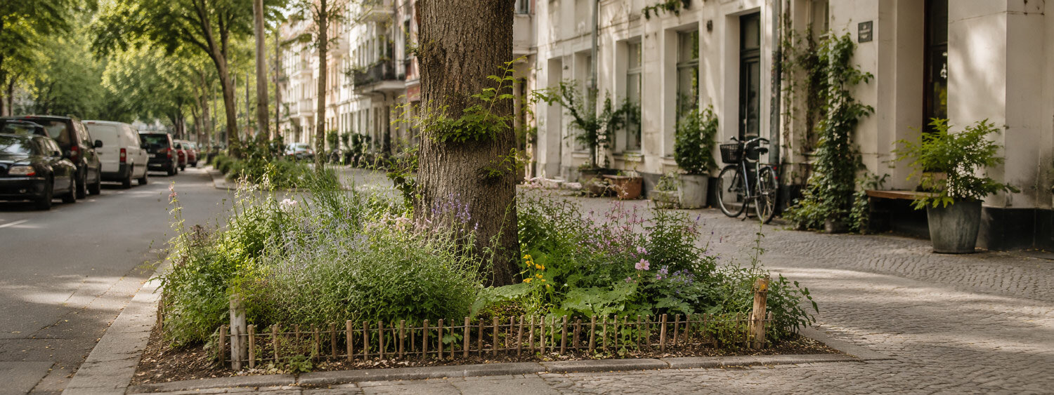 Door buurtbewoners beplant stadsperkje onder een straatboom