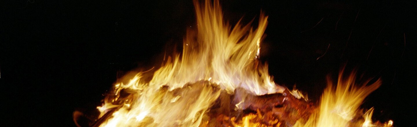 Laaiend vuur in de nacht van de winterzonnewende