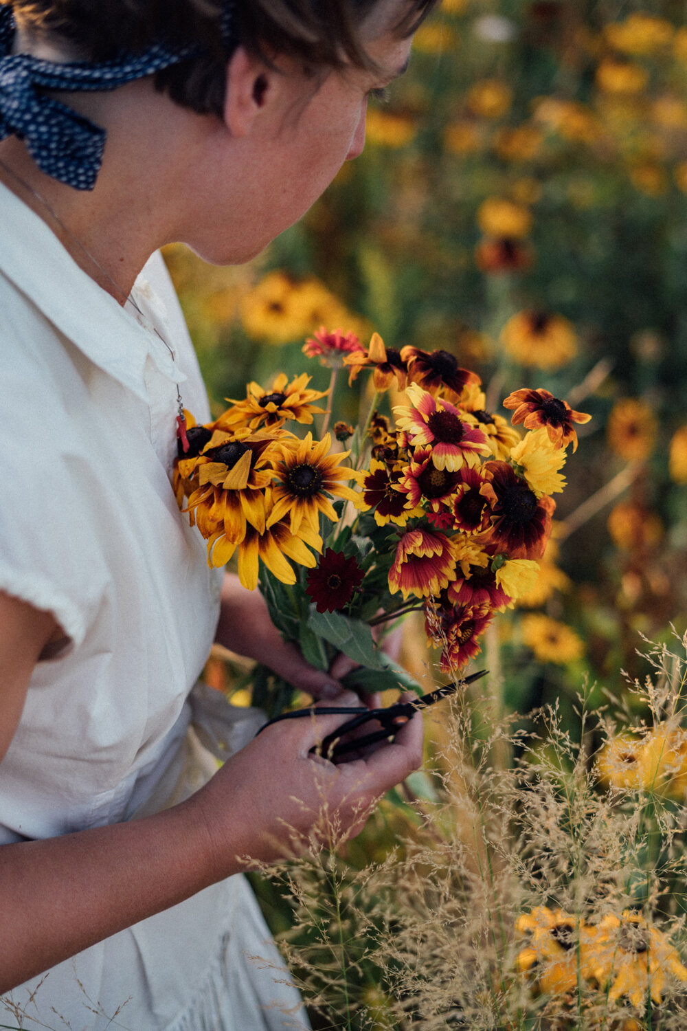 Een vrouw snijdt bloemen voor een boeket