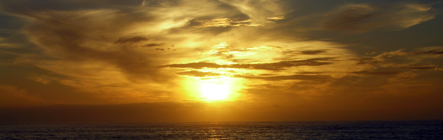Laagstaande zon boven de zee