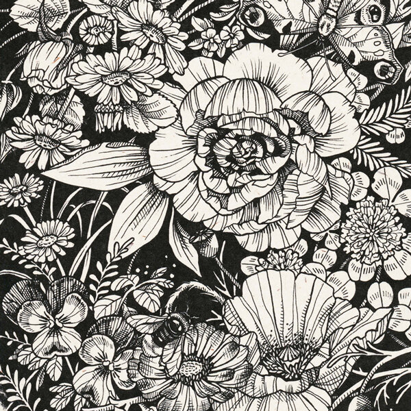 Zwart-witte tekening van dicht opeengepakte bloemen met een bij en een vlinder