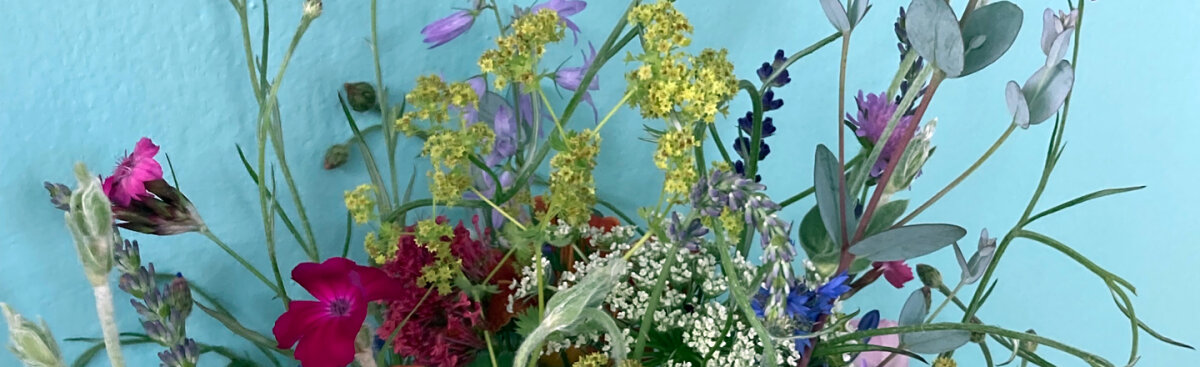 Vuur, bloemen, de geur van kruiden - vier de magie van midzomernacht - Vuur, bloemen, de geur van kruiden - vier de magie van midzomernacht
