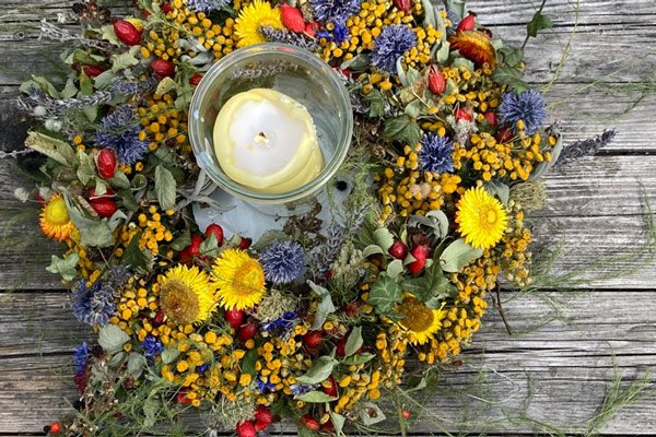 Instructies: zelf een kleurrijke herfstkrans maken – met materialen uit de tuin Blogpost Illustration