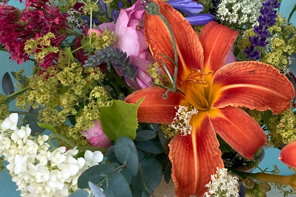 Vuur, bloemen, de geur van kruiden - vier de magie van midzomernacht Blogpost Illustration